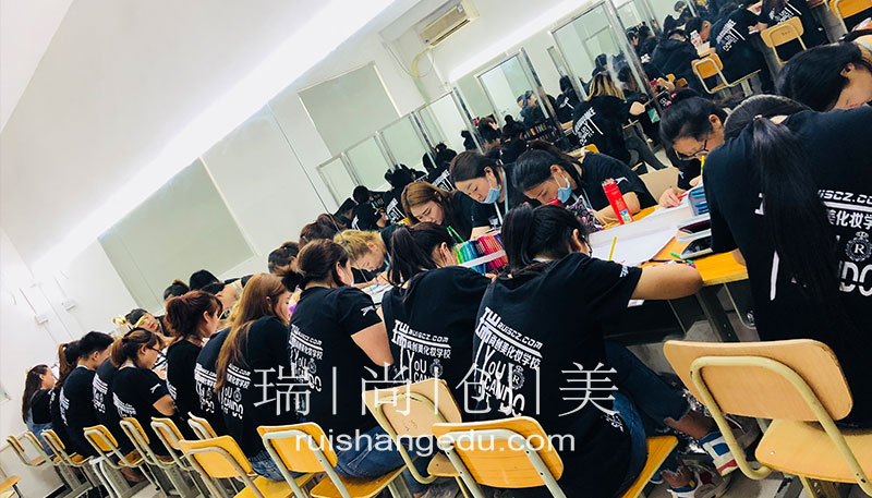 知道這4點(diǎn)，學(xué)化妝最省錢！