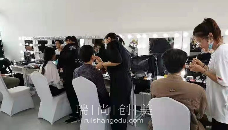 影視化妝師在劇組要會(huì)什么？除了劇組還能去哪里工作？