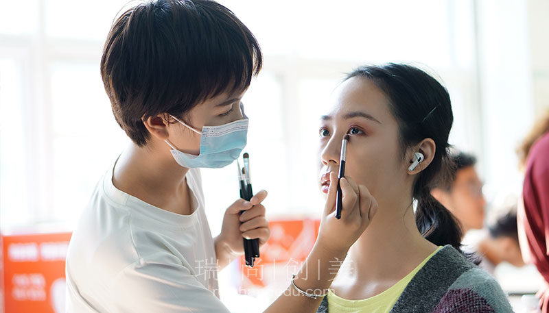 影視化妝師 怎么樣發(fā)展才能越來越好？