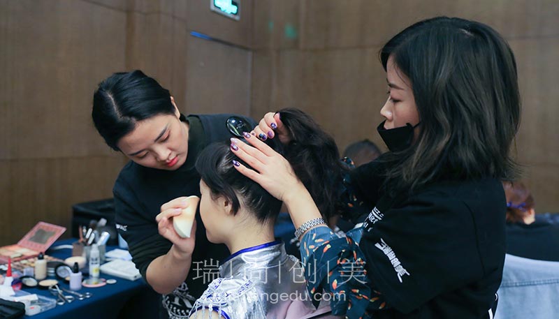 打算暑假學(xué)化妝，給你一些好建議