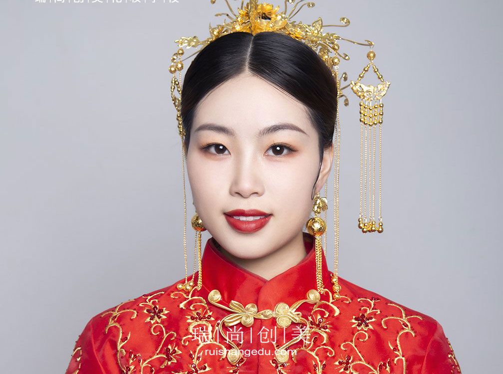 學(xué)化妝去學(xué)校還是店里合適？有哪些優(yōu)勢(shì)呢？