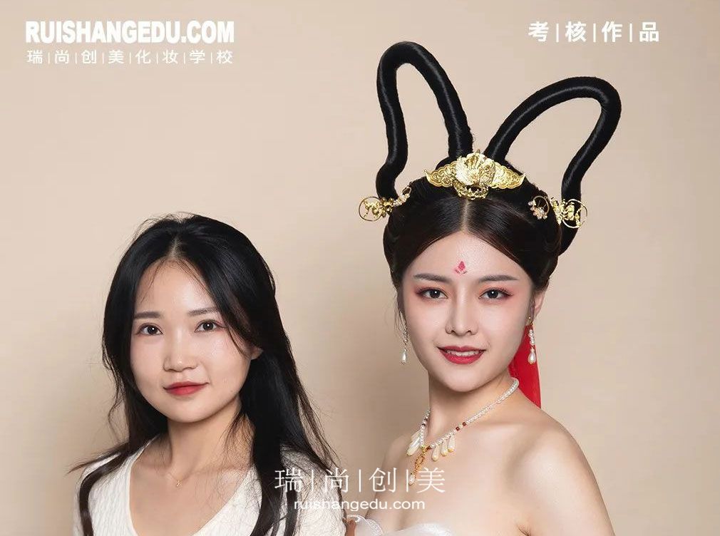 學(xué)化妝應(yīng)該去店里學(xué)習(xí)還是去化妝培訓(xùn)學(xué)校呢？