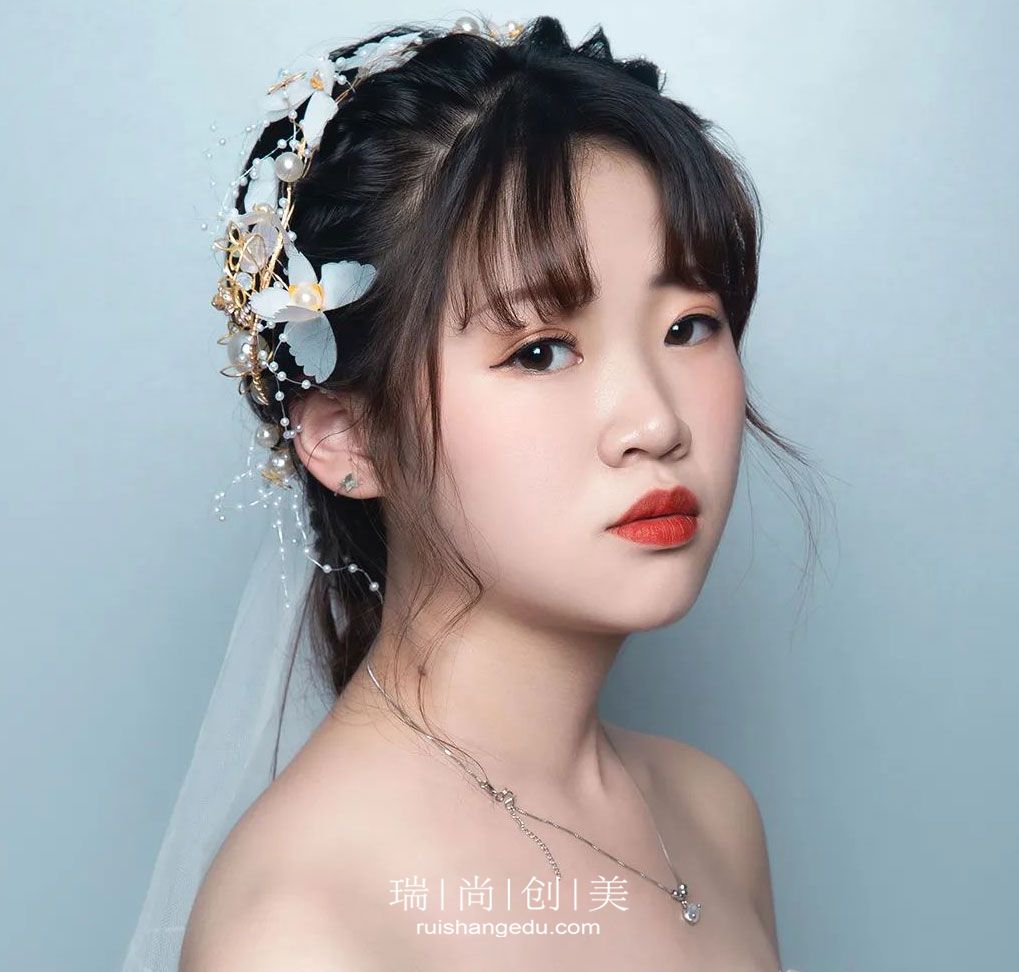 零基礎(chǔ)學(xué)化妝如何選擇課程呢？想月入過萬應(yīng)該具備哪些條件?