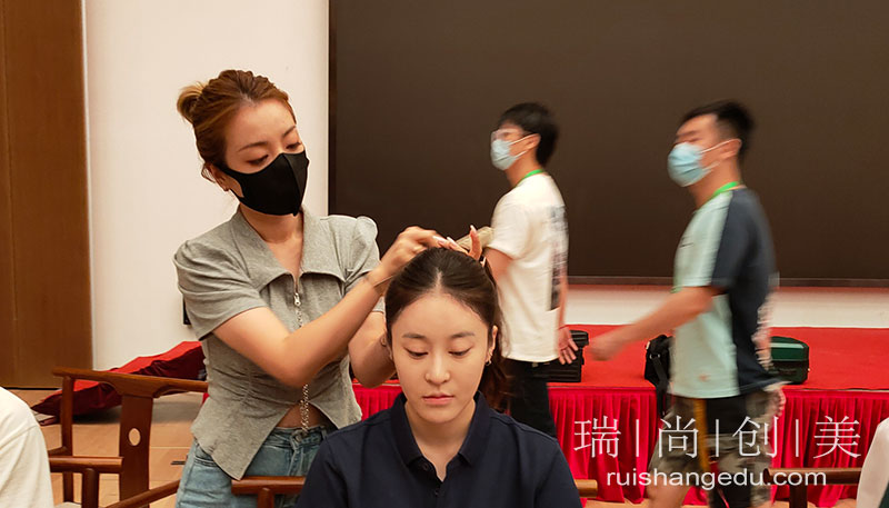 想從事化妝行業(yè)？先來(lái)看看工作和工資