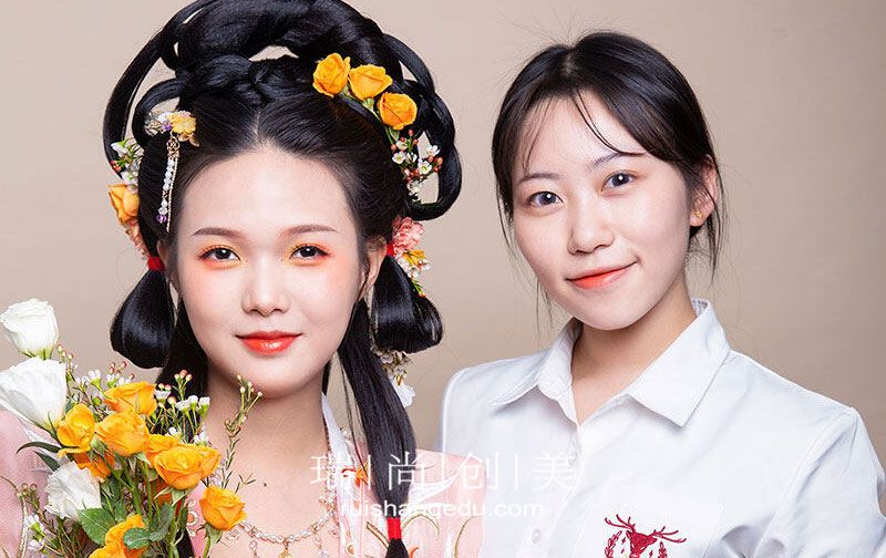 學(xué)化妝是從店里學(xué)習(xí)還是從專業(yè)化妝學(xué)校學(xué)習(xí)？