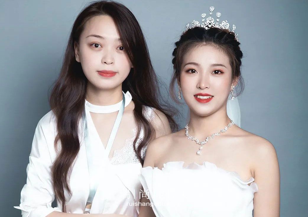 做化妝師需要哪些條件？化妝學(xué)校的話該怎么選擇？