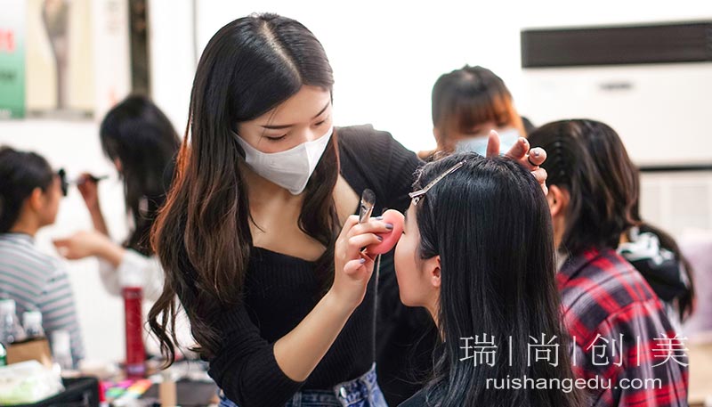 如何成為影視化妝師？如何接戲？
