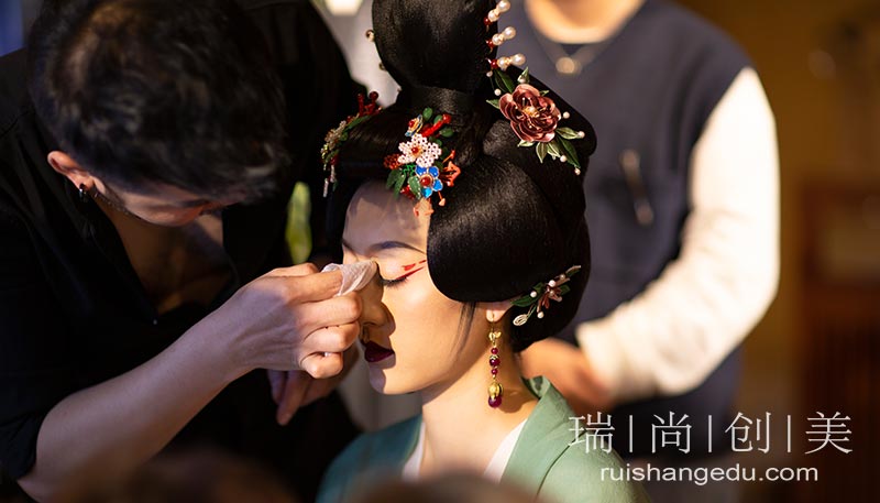 如何成為影視化妝師？如何接戲？