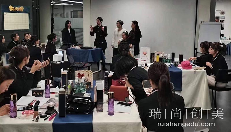 一夜之間上千人失業(yè)！學(xué)門技術(shù)才是保命法則