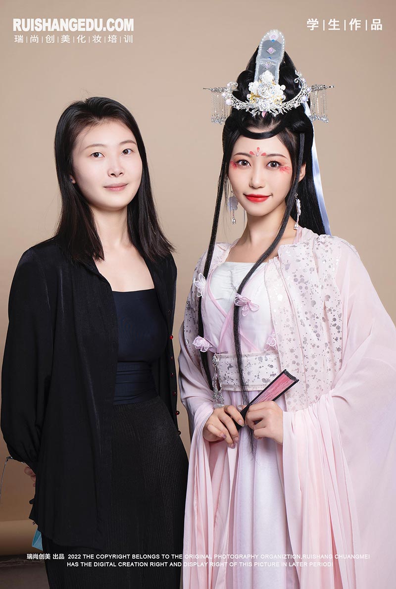 中秋賞月搭配漢服妝容，撞出新時(shí)尚！
