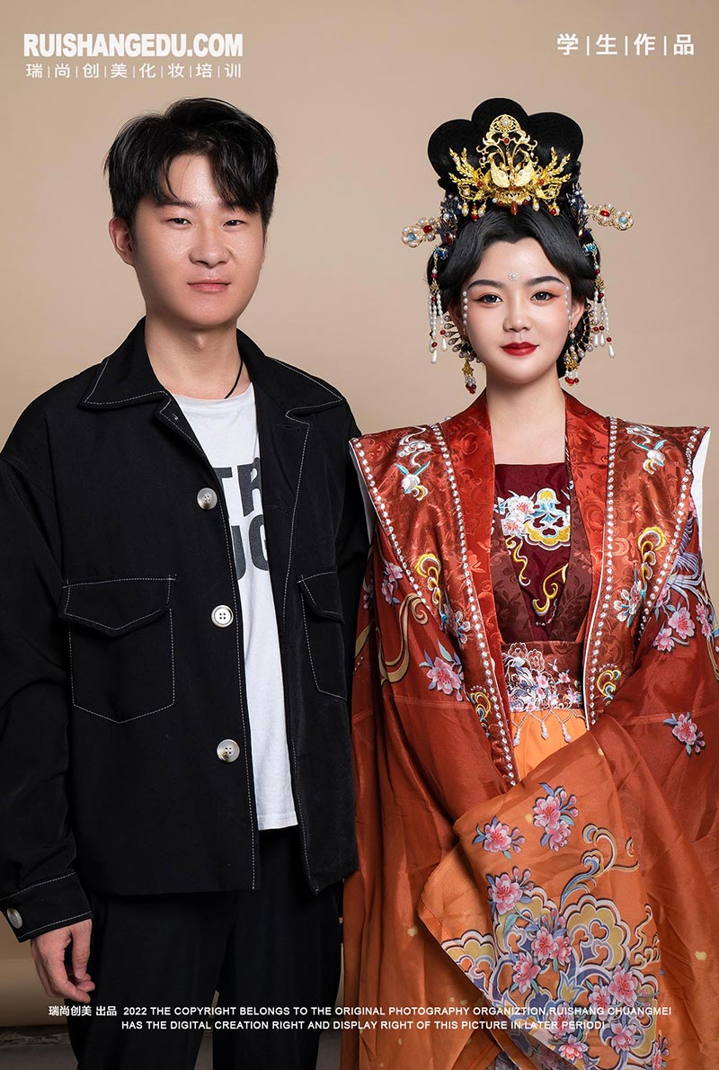 中秋賞月搭配漢服妝容，撞出新時(shí)尚！