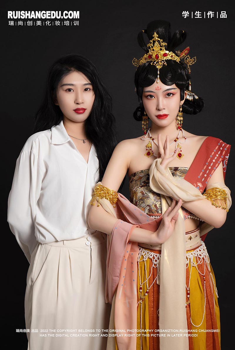 中秋賞月搭配漢服妝容，撞出新時(shí)尚！