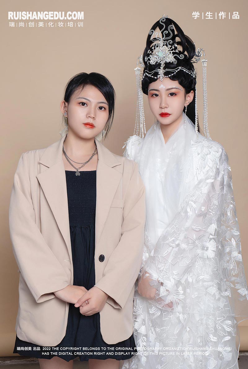 中秋賞月搭配漢服妝容，撞出新時(shí)尚！