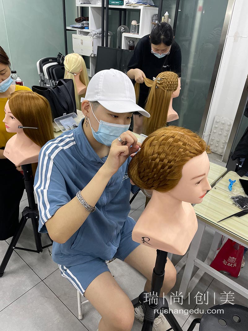 愛了！發(fā)型研修課，百款發(fā)型專業(yè)在線