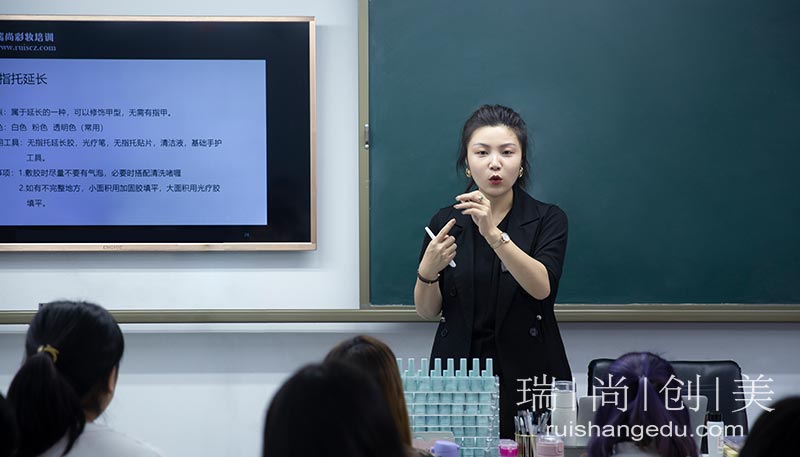 來看美甲師的真實(shí)收入，如何成為更受歡迎的美甲師？
