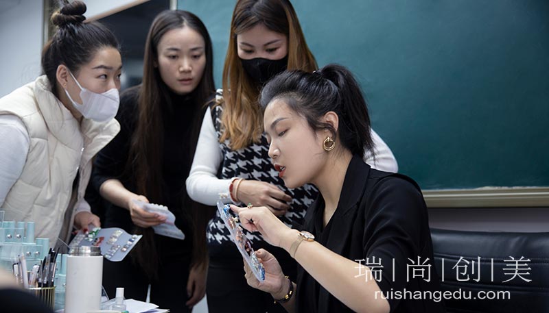 來看美甲師的真實(shí)收入，如何成為更受歡迎的美甲師？