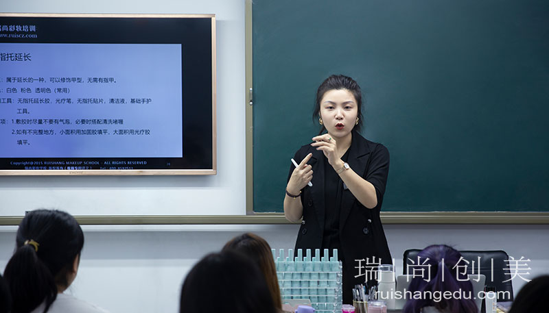 店里學(xué)美甲和培訓(xùn)學(xué)校學(xué)美甲有什么區(qū)別？