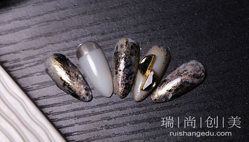 月入過萬的美甲師，是如何做到的？