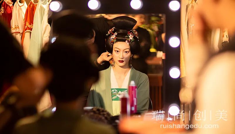 想進(jìn)劇組工作的化妝師，需要具備哪些條件？