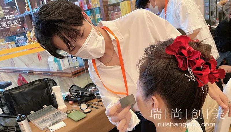 想進(jìn)劇組工作的化妝師，需要具備哪些條件？
