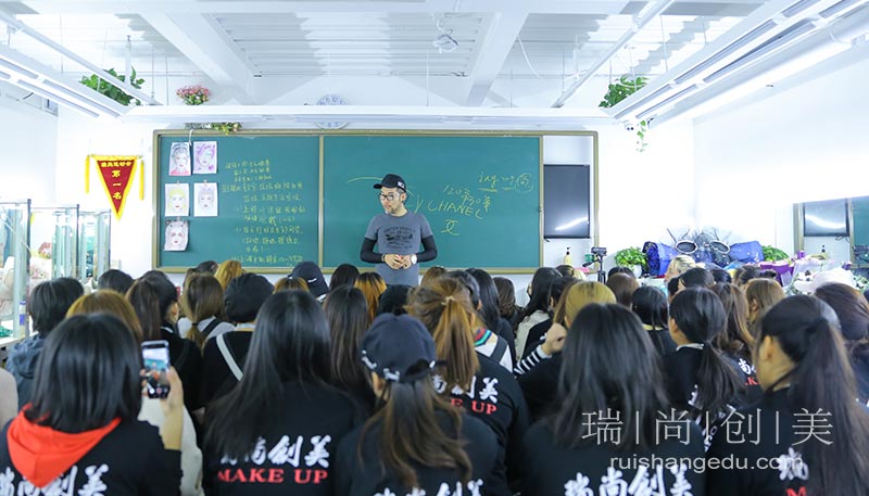 想學(xué)化妝什么年齡比較合適，有什么具體要求？ 