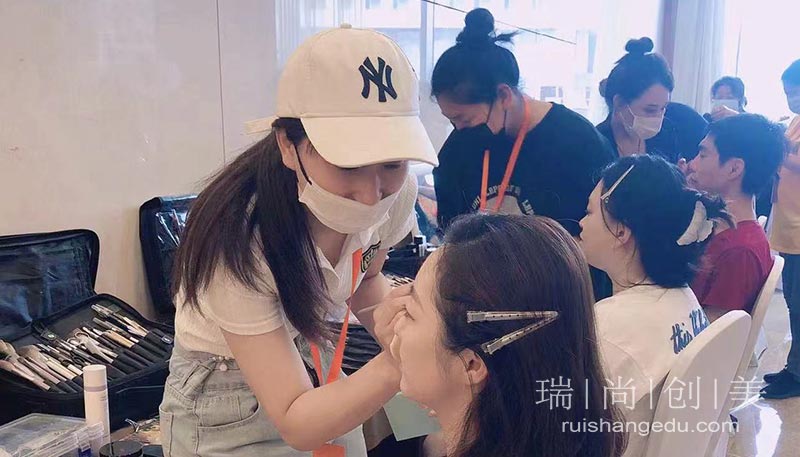想學(xué)化妝什么年齡比較合適，有什么具體要求？