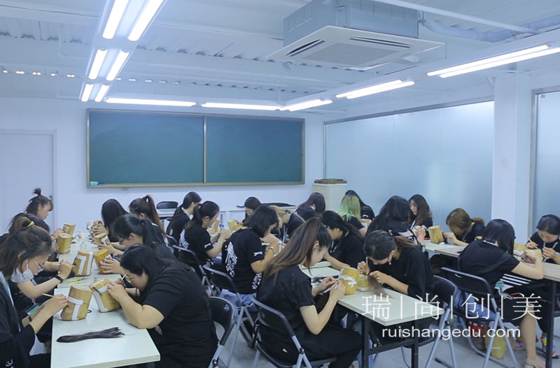化妝技術(shù)學多久能找到工作？瑞尚創(chuàng)美為學員提供有口皆碑的品質(zhì)服務