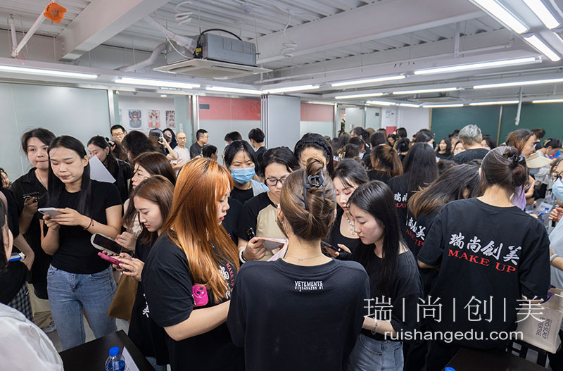 化妝技術(shù)學多久能找到工作？瑞尚創(chuàng)美為學員提供有口皆碑的品質(zhì)服務