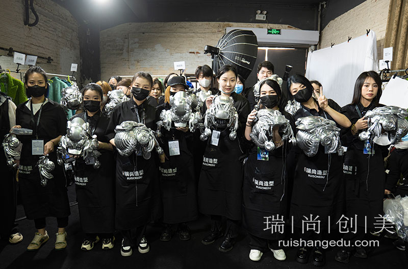 自學(xué)化妝2個月果斷放棄，那些跨行學(xué)習(xí)后月入15K的人，贏在了哪個環(huán)節(jié)？