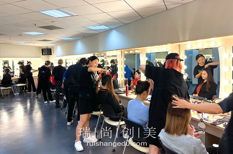 自學(xué)化妝2個(gè)月果斷放棄，那些跨行學(xué)習(xí)后月入15K的人，贏在了哪個(gè)環(huán)節(jié)？