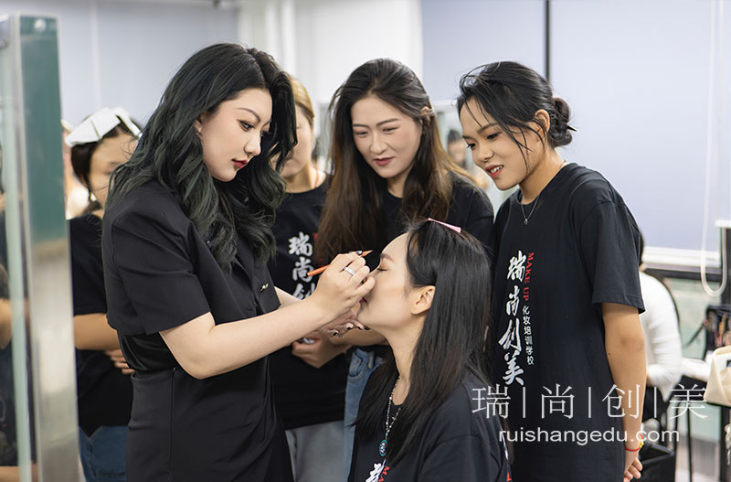 想當(dāng)化妝師需要學(xué)什么？瑞尚創(chuàng)美講師、實(shí)習(xí)老師，一概全包！