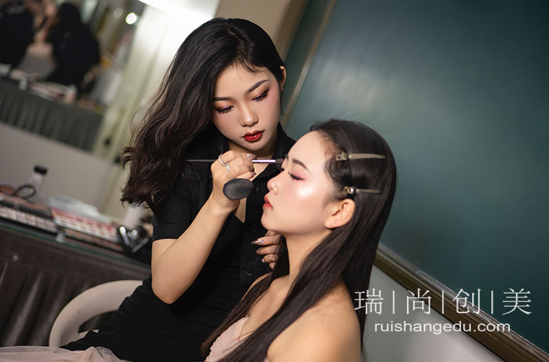 解密：化妝師一天工資能買幾個花西子？