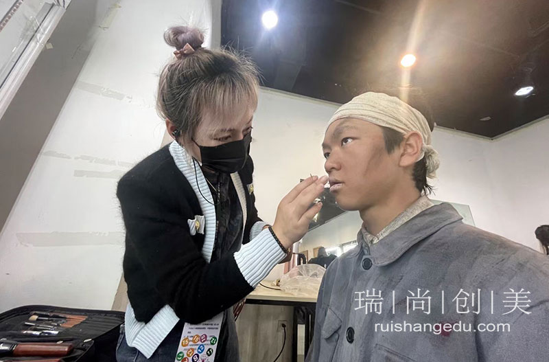 解密：化妝師一天工資能買幾個花西子？
