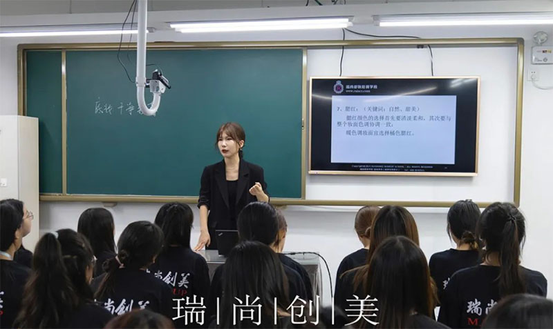 春節(jié)期間化妝學(xué)校學(xué)員日賺千元！現(xiàn)在學(xué)化妝來得及