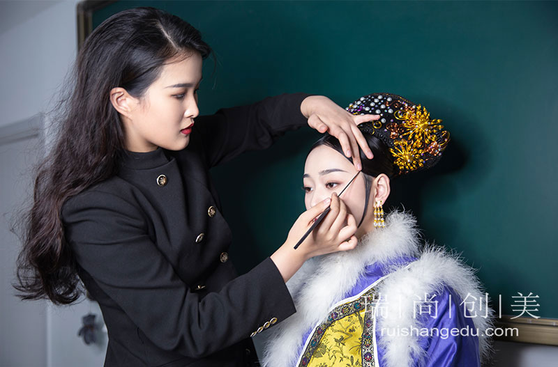 跨行學(xué)化妝，開啟美妝職業(yè)新篇章