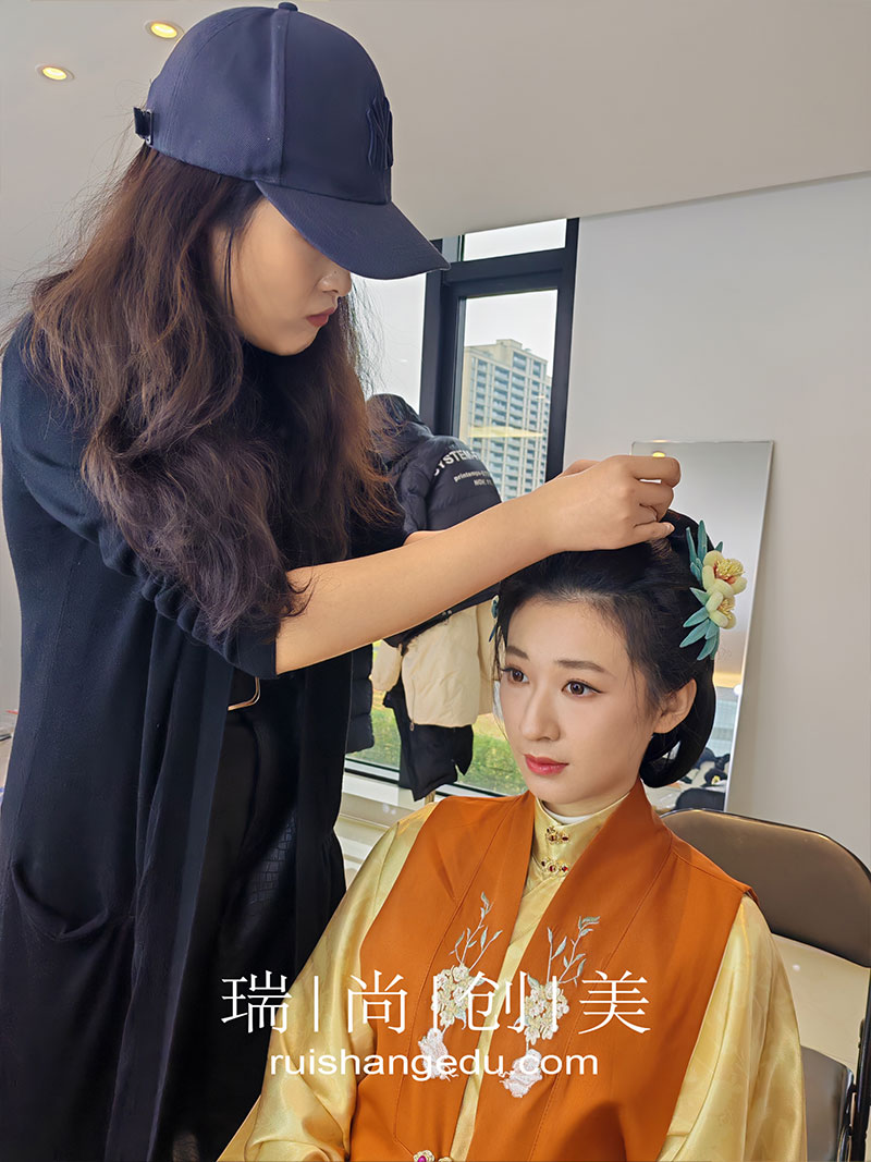 初中畢業(yè)新出路：選擇職業(yè)教育，學技術畢業(yè)起薪高待遇好