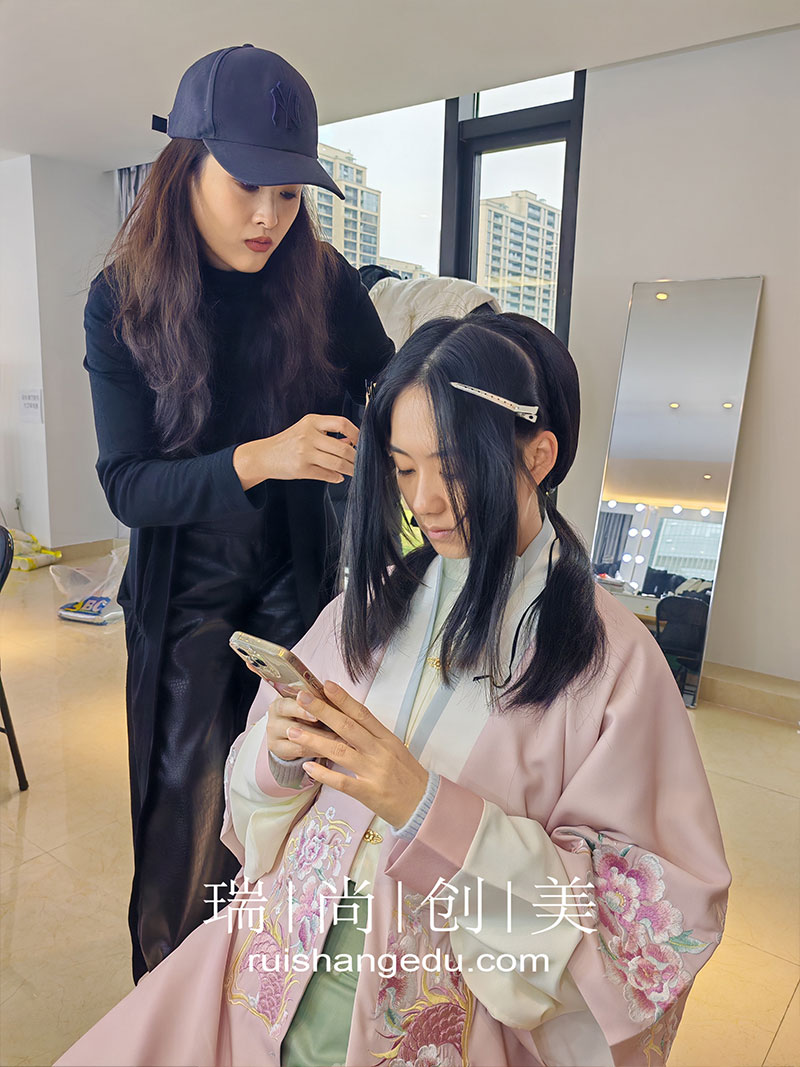 初中畢業(yè)新出路：選擇職業(yè)教育，學技術畢業(yè)起薪高待遇好