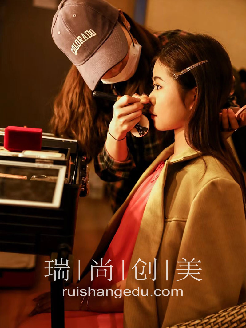 中考不是終點(diǎn)，選擇職業(yè)教育的你，人生會(huì)很精彩！