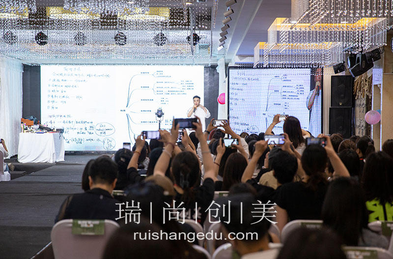新手化妝師破圈指南：六大策略助你提升知名度，吸引源源不斷的客戶