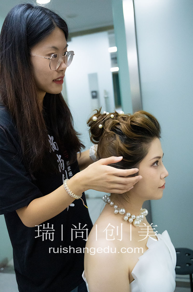 新手化妝師破圈指南：六大策略助你提升知名度，吸引源源不斷的客戶
