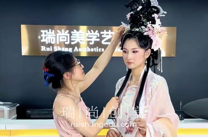引領(lǐng)古風(fēng)潮流，解鎖時(shí)尚新藍(lán)海的職業(yè)：漢服妝造師前途無限