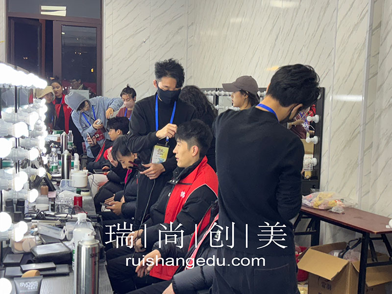 瑞尚創(chuàng)美傾情投入《啟航2025央視跨年晚會》妝造工作