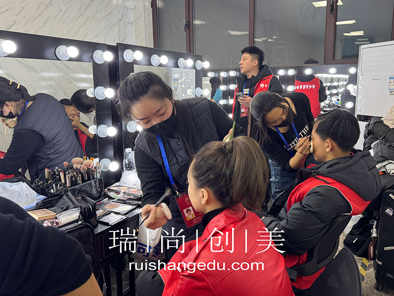 瑞尚創(chuàng)美傾情投入《啟航2025央視跨年晚會》妝造工作