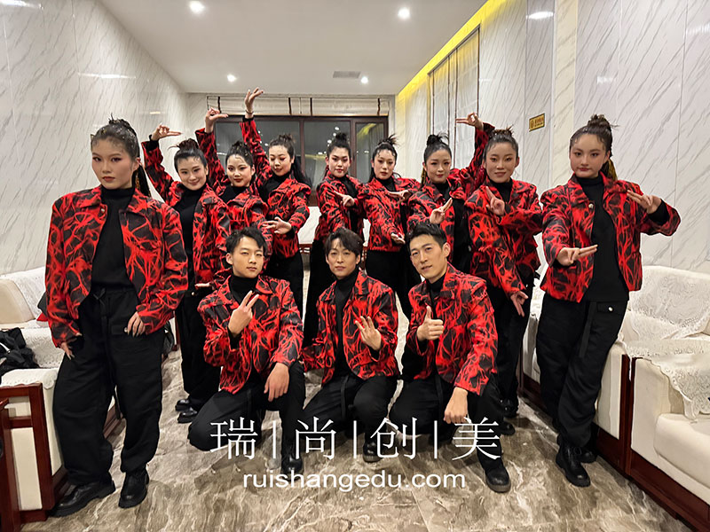 瑞尚創(chuàng)美傾情投入《啟航2025央視跨年晚會》妝造工作