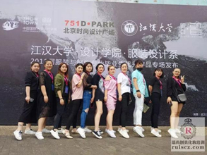 玩轉(zhuǎn)時(shí)裝周：學(xué)員現(xiàn)場(chǎng)化妝造型，時(shí)尚觸手可及！