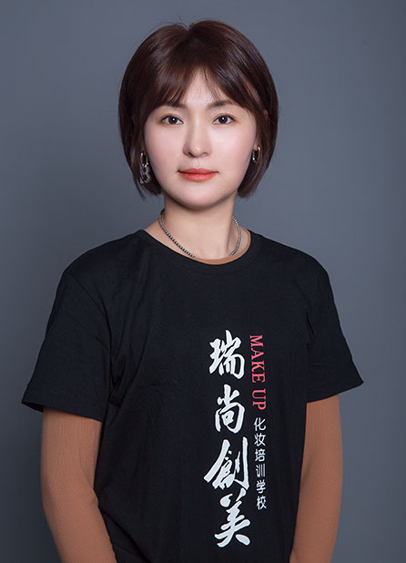 徐麗晶：朋友的介紹，我選擇了化妝行業(yè)，在瑞尚創(chuàng)美學(xué)習(xí)化妝