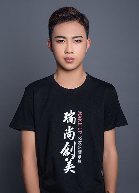 連振君：作為一名優(yōu)秀的化妝師，我們要時(shí)刻嚴(yán)格要求自己