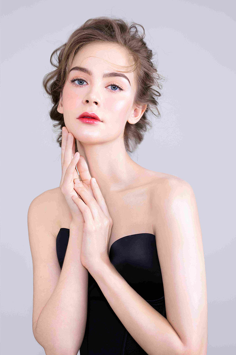 初中畢業(yè)女生學(xué)化妝一年費用多少錢？