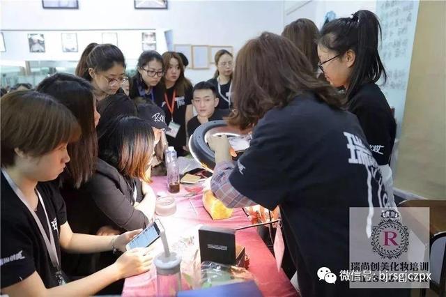 畢業(yè)生招聘：高薪差距，源于你選擇的方向！