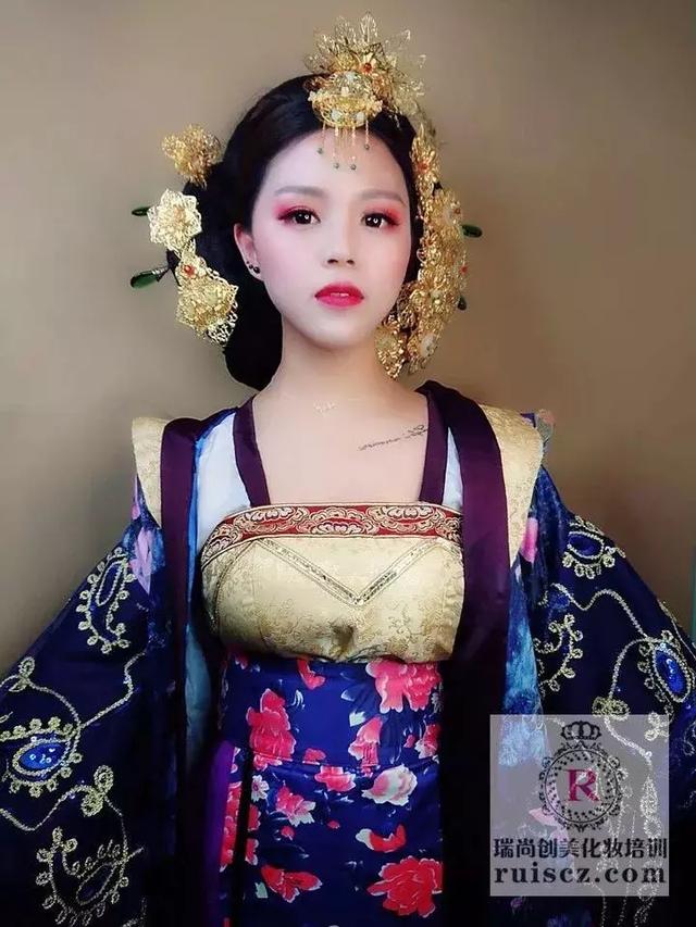 新生入學&老生月考：年輕nice有實力，熱愛化妝沒道理！